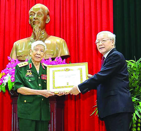 Nguyên Tổng Bí thư Lê Khả Phiêu nhận huy hiệu 70 năm tuổi Đảng
